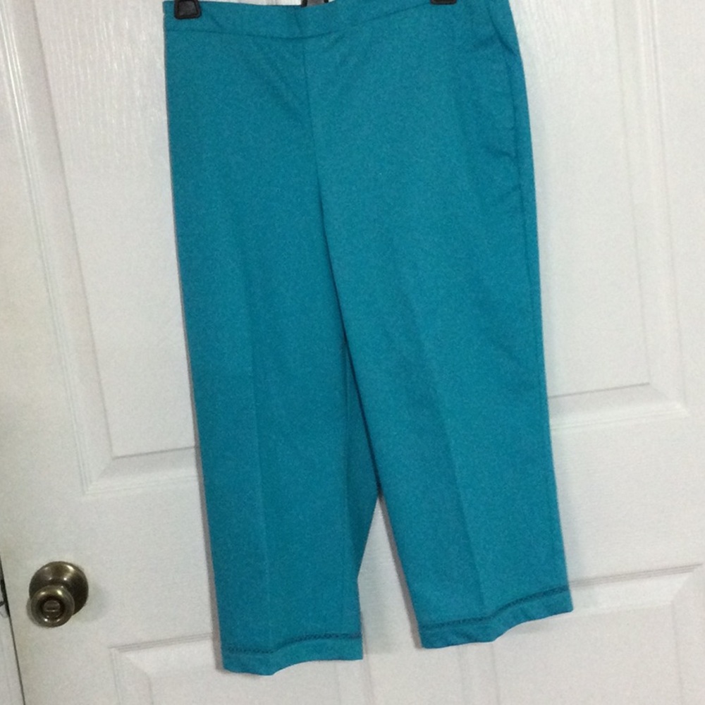 Alfred Dunner teal colored Capri pants